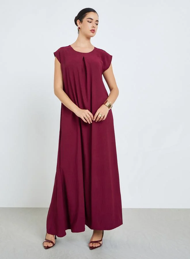 أميرة جلابية بطيات وأكمام قصيرة